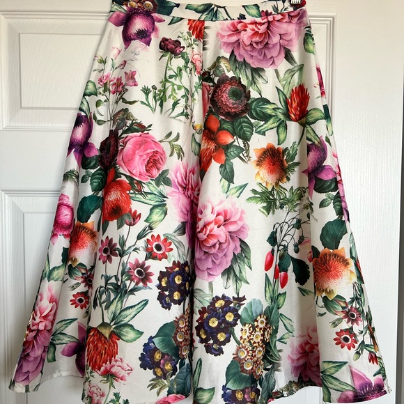 Glamorous Botanical Print Crop Top and Skirt Set - Picture 3 of 3